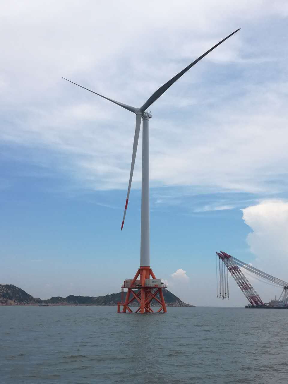 珠海桂山海上风电项目顺利完成首台风机吊装